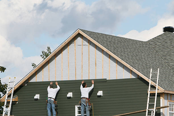 Professional Siding technician working in Markham, IL